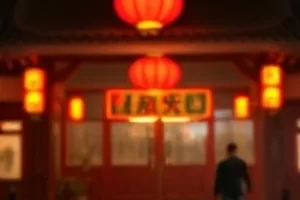 《玻璃温室》封面，通透穹顶下的一整片绿植