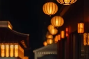 《风筝与铁轨》封面，穿城而过的铁轨上方飘着风筝